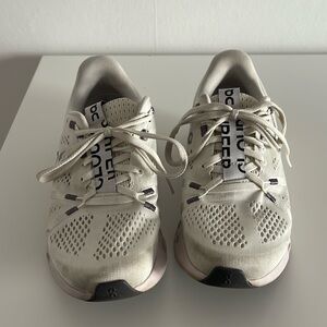 On cloud running shoes - good condition - size W6.5